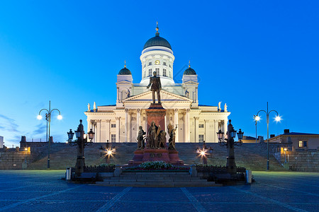 赫尔辛基路德大教堂芬兰首都著名的里程碑参议院广场有路德和俄罗斯皇帝亚历山大二世纪念碑背景