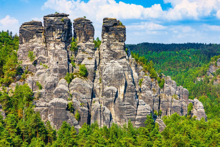 德国萨克森州拉市附近称为萨克森瑞士的巴斯提岩层景象图片