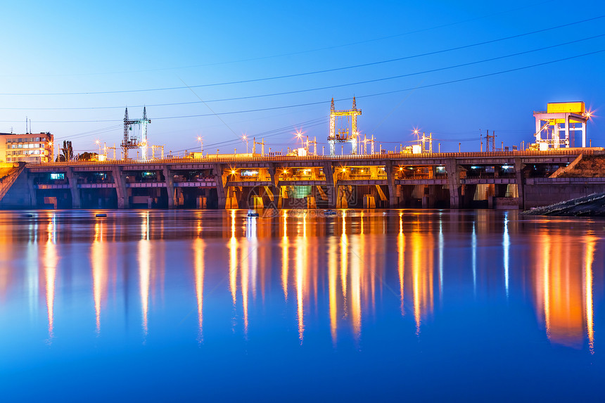乌克兰Vyshgorod的Dnieper河上的基辅水电站大坝的景色夏夜工业象图片