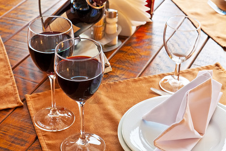 餐桌上的红酒杯配对有选择的焦点效应图片