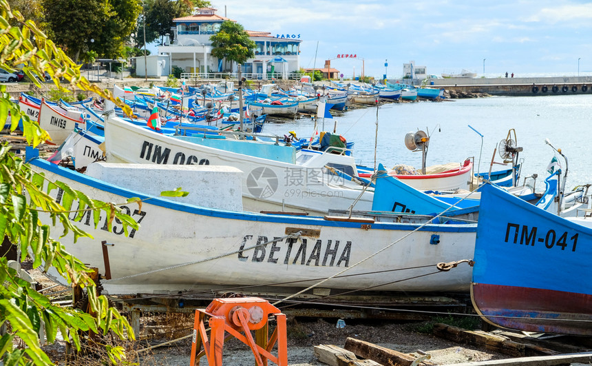 保加利亚Pomorie2018年月7日在城市港口的渔船图片