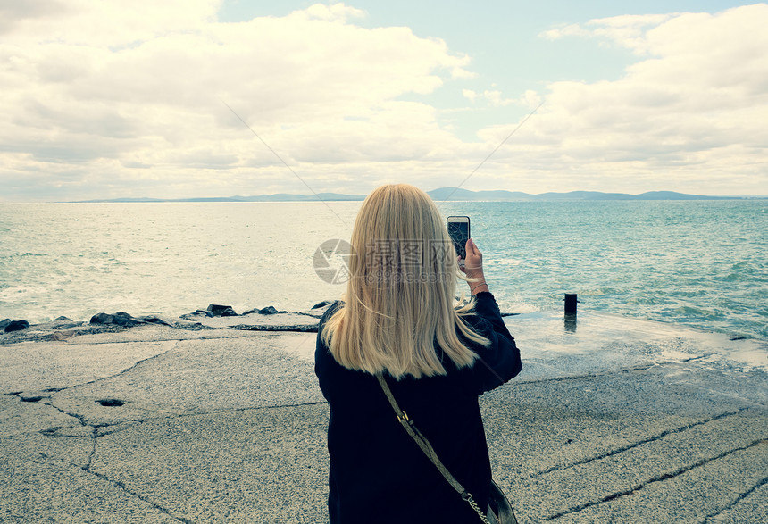 保加利亚Pomorie2018年月6日使用智能手机的妇女照片图片