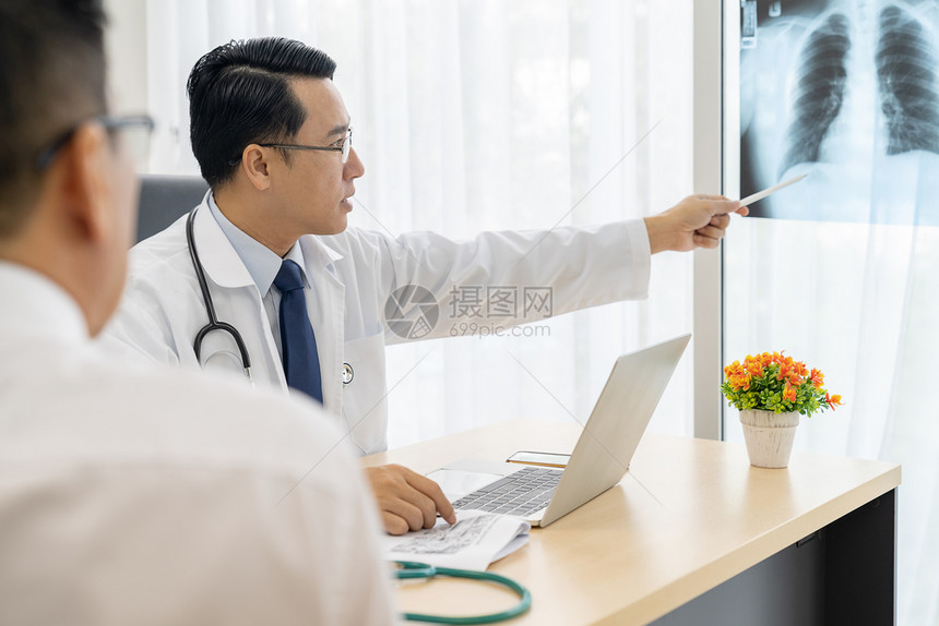专业医生向诊所院病人解释X光检查结果图片