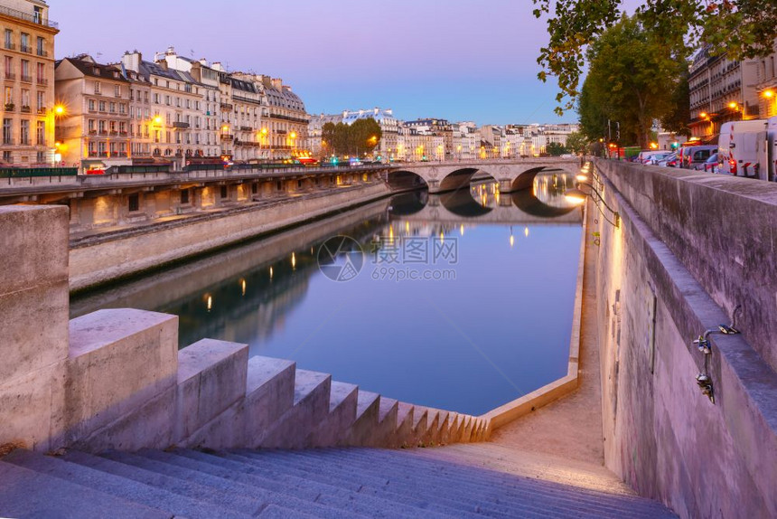清晨蓝色时分法国巴黎塞纳和内乌夫的美景法国巴黎夜间塞纳和内乌夫图片