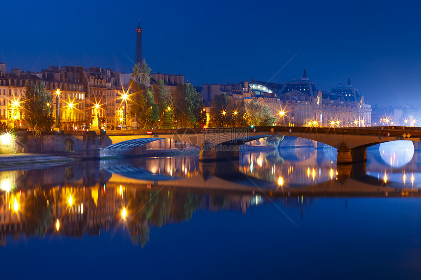 塞纳埃菲尔塔和庞特皇家桥的美景清晨蓝色时钟法国巴黎夜塞纳图片
