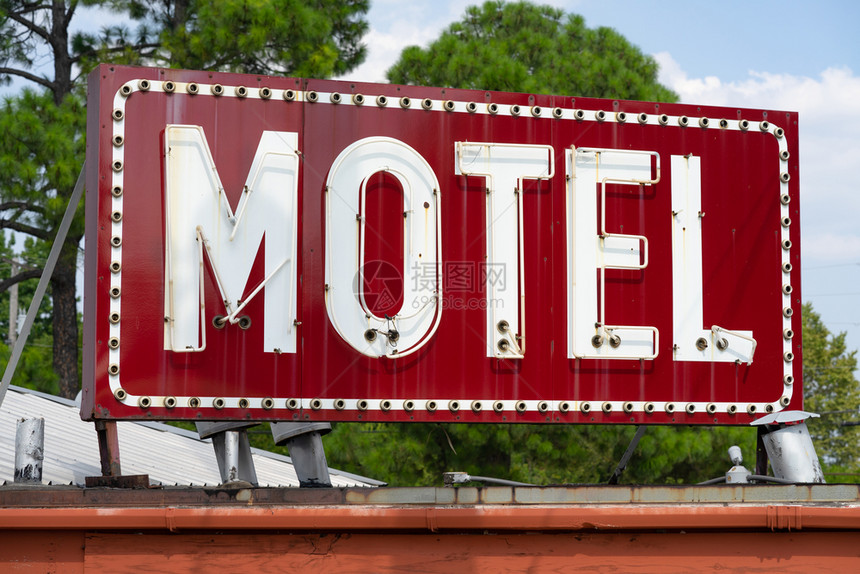 美国德克萨斯卡纳一栋旧建筑的古老红色汽车旅馆标志图片