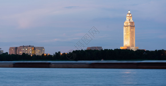 涵盖密西比河水岸驳船交通和路易斯安那州议会在巴吞鲁日的横向构成图片