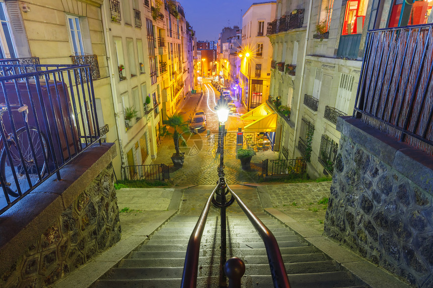 典型的Montmartre楼梯有旧街灯和巴黎地铁入口晚上蓝色时分在法国巴黎Montmartre楼梯巴黎图片