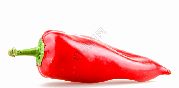 白色背景上孤立的红色胡椒高清图片