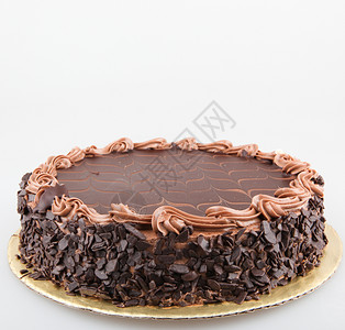 白色背景上孤立的巧克力蛋糕背景图片