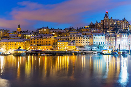 瑞典斯德哥尔摩旧城美丽的夜景图片