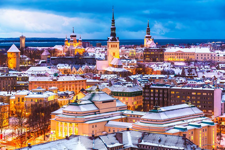 爱沙尼亚塔林老城建筑的景象冬季晚夜空中观察爱沙尼亚塔林图片