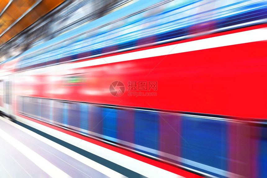 具有创意的抽象铁路旅行和运输工业概念车站平台上现代红色高速电动客轮双层火车运动模糊效果图片