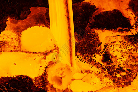 高温至160摄氏度的爆炸炉加热液态金属倾注的宏视图图片