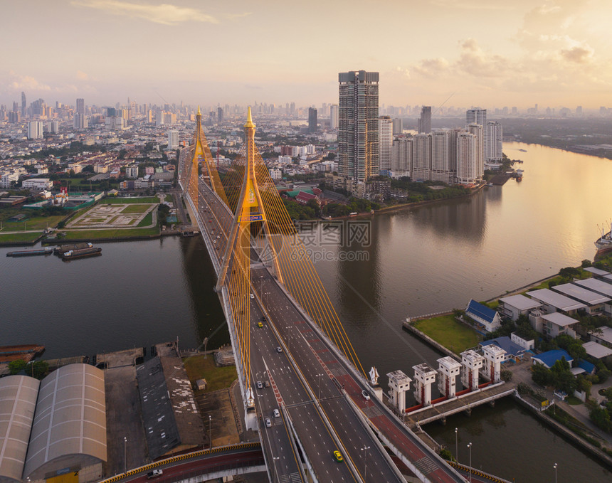 BhumibolBridge和ChaoPhraya河的空中景象在停机结构概念中位于曼谷城市泰国日落时区图片