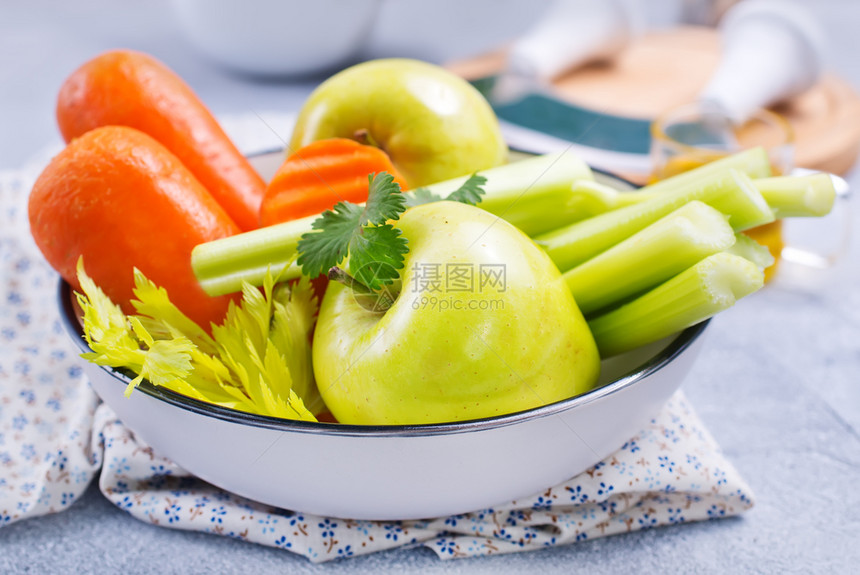 食用沙拉苹果菜和新鲜胡萝卜的成分图片