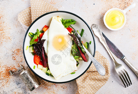 早餐盘上炒鸡蛋加沙拉图片