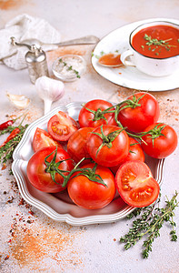 金属板上的西红柿新鲜番茄沙拉图片