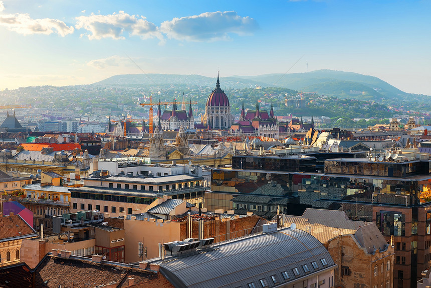 匈牙利议会在布达佩斯大楼屋顶中图片