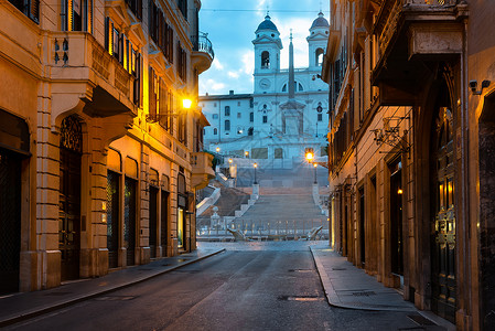 德罗马尤斯西班牙的楼梯和教堂天亮时在罗马的TrinitadeiMonti教堂背景