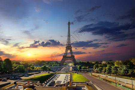 埃菲尔铁塔和附近的喷泉黎明在法国巴图片