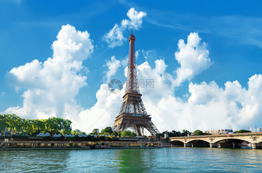 巴黎的塞纳和埃菲尔铁塔白天图片