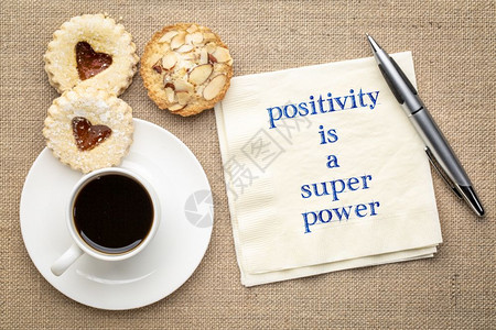 口感是一种超强的力量手写在餐巾纸上加一杯咖啡和饼干图片
