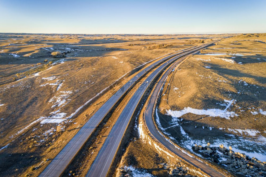 穿越科罗拉多州北部滚动草原的高速公路空中观察图片