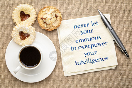 永远不要让你的情绪压垮智慧笔迹在餐巾纸上一杯咖啡和心肠饼干背景图片