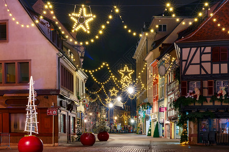 阿尔萨斯语古老城镇科尔马的Alsatian传统半平板房屋在法国Alsace的Christmas时间装饰和照亮法国AlsaceColmar的背景