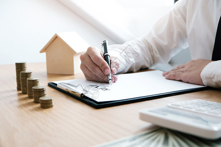 商业人员与房地产代理商签订交易合同顾问概念和家庭保险钱高清图片素材