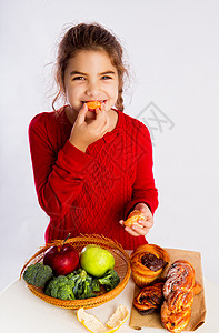 入伏吃什么小女孩选择吃什么健康食品或包子背景