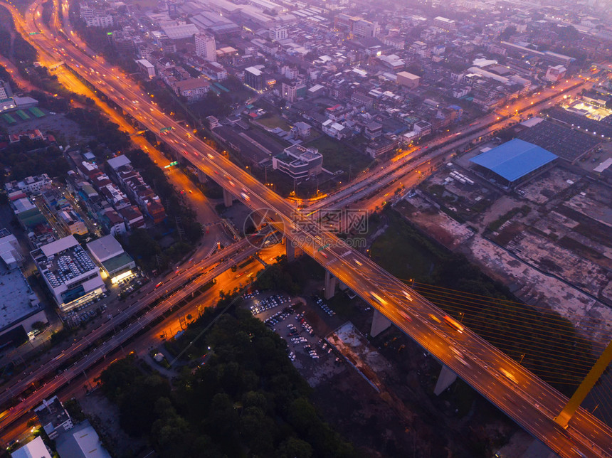 高速公路交界处的空中观察图片