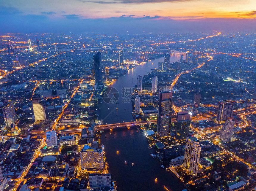 曼谷市中心ChaoPhraya河的空中景象亚洲智能城市的金融区和商业中心夜幕天桥和高楼大图片