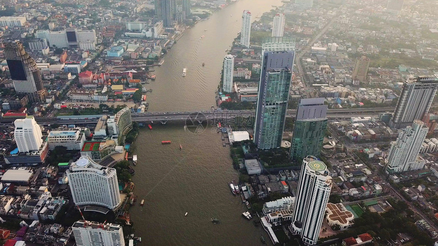 曼谷市中心ChaoPhraya河的空中景象亚洲智能城市的金融区和商业中心日落时的Skycraper和高层建筑图片