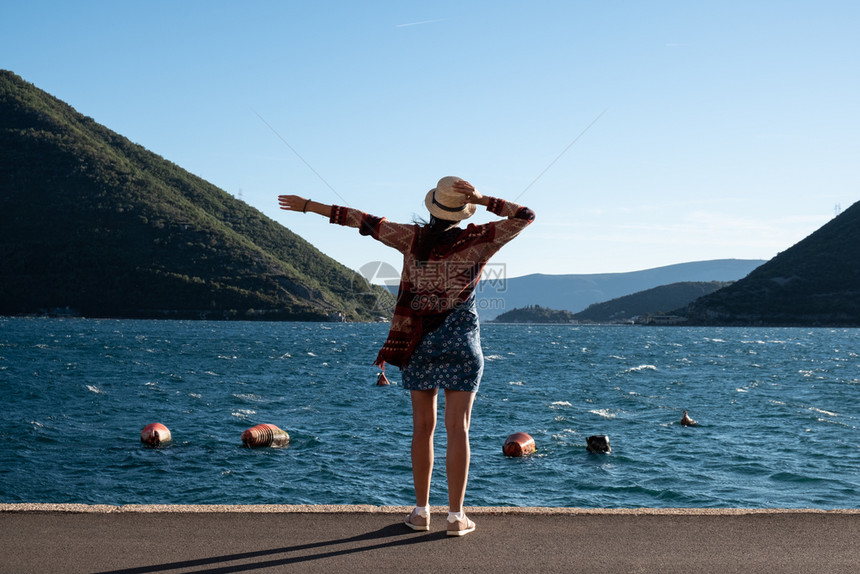 女孩旅行者正在寻找黑山科托尔湾区海滨等令人惊叹的自然景象旅游者正在享受假期旅游积极的生活方式概念女孩旅行者正在寻找黑山科托尔湾区图片