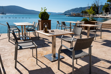 俯视海洋夏季景色的餐厅桌图片