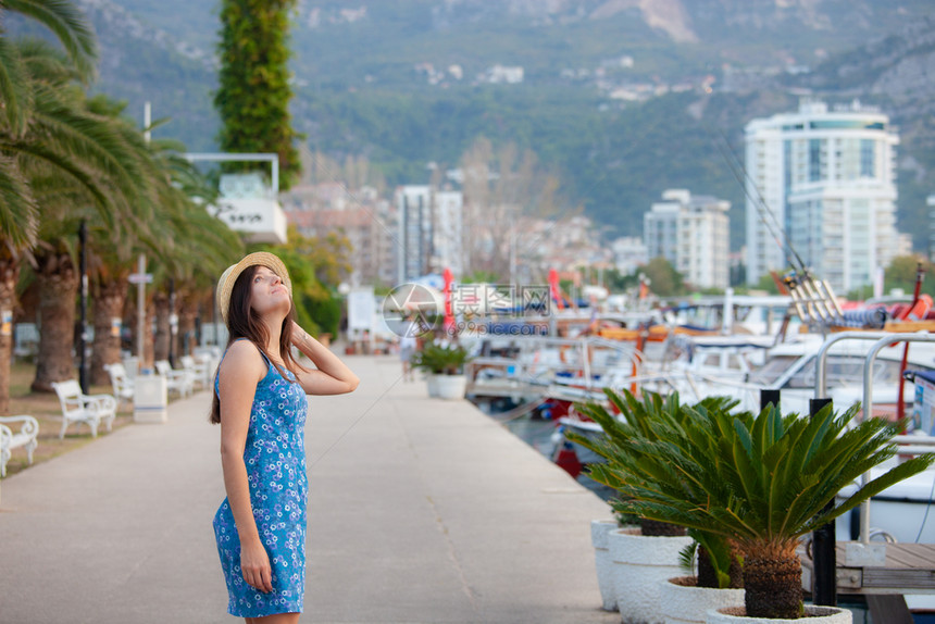 欧洲夏季旅行前往地中海目的旅游妇女度假在旧的和美丽地中海城市街道上穿着帽子和暑期服装行走图片