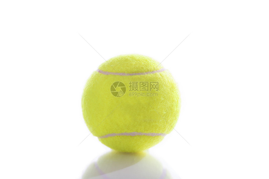 网球在白色背景和反射上孤立的网球图片