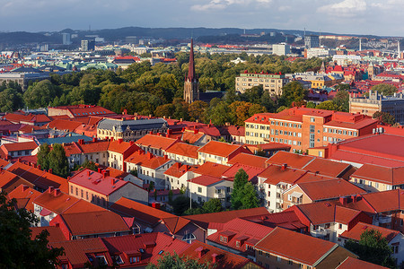瑞典哥德堡老城和哈加教堂的风景以及日落时红屋顶的风景图片