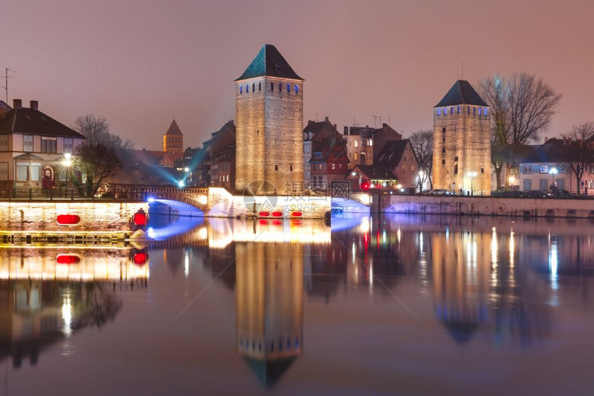 中世纪塔楼和桥梁有镜像反射晚上在法国小斯特拉堡法国阿尔萨斯特拉堡和阿尔萨夜小法国特拉堡阿尔萨图片