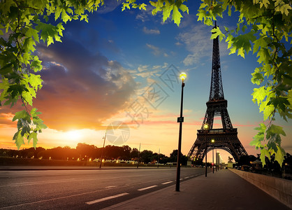巴黎日出美丽与埃菲尔铁塔图片