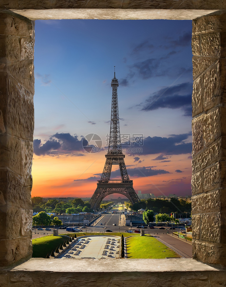 从古时窗口查看Eiffel塔图片