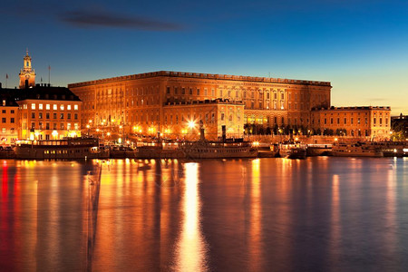 瑞典斯德哥尔摩旧城GamlaStan皇宫夜间风景图片