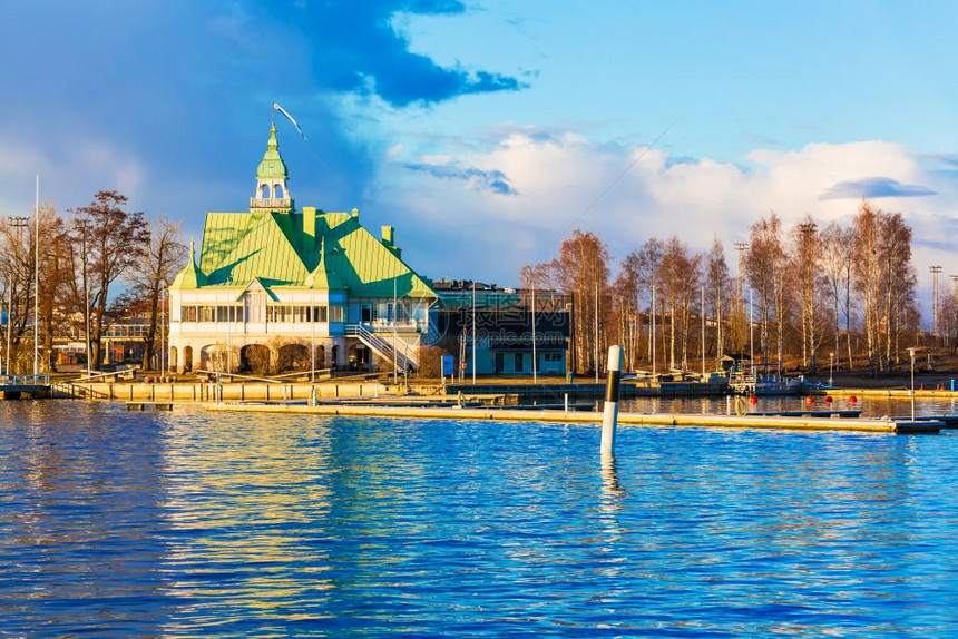在芬兰赫尔辛基拥有房屋的海岛春景图片
