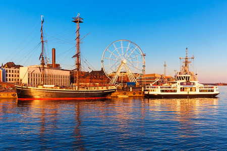 芬兰赫尔辛基旧城码头日落全景图片