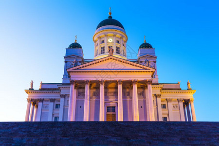 芬兰首都著名的里程碑芬兰赫尔辛基参议院广场路德会教堂的景色夏夜图片