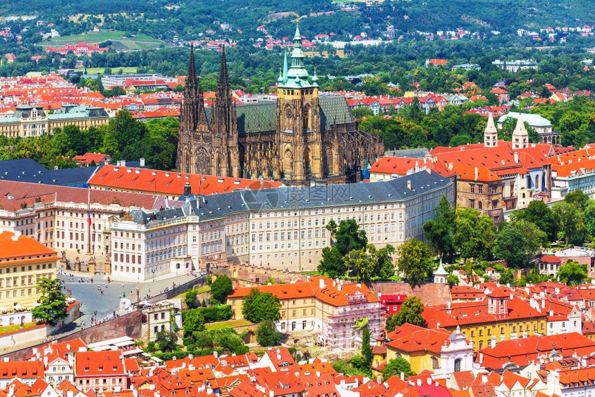 捷克布拉格老城圣维图斯大教堂建筑夏季风景图片