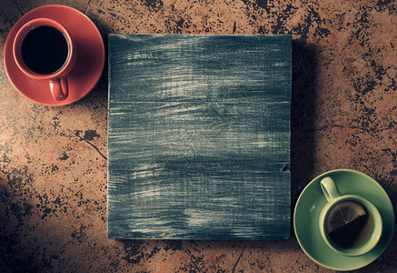 咖啡茶叶和木制背景图片