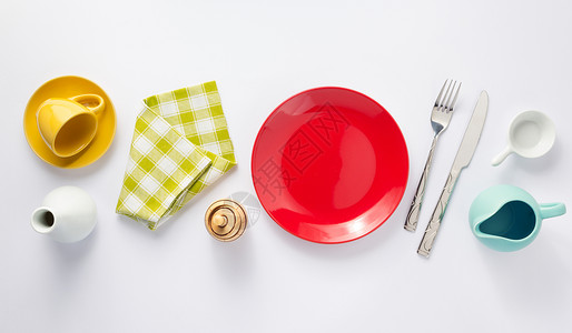 红色的盘子和餐布图片